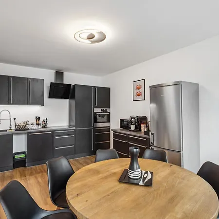 Tranquil - Built In 2025 - Hotel-quality Beds & Linen - Full Kitchen - Fiber Wifi - 4k Smart Tv - 2 Balconies - Elevator - Free Private Parking - Near Augsburg - 20 Min Via Autobahn To Munich-west * Dasing