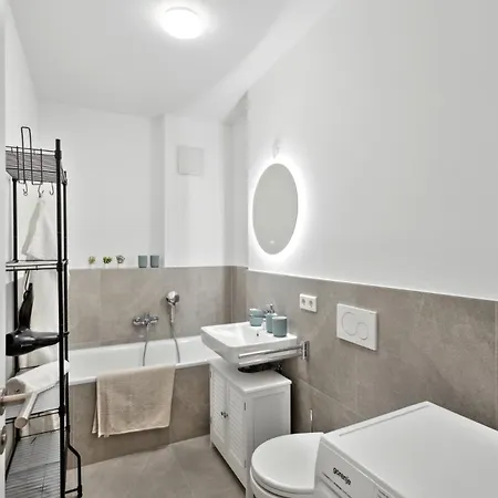 Tranquil - Built In 2025 - Hotel-quality Beds & Linen - Full Kitchen - Fiber Wifi - 4k Smart Tv - 2 Balconies - Elevator - Free Private Parking - Near Augsburg - 20 Min Via Autobahn To Munich-west *