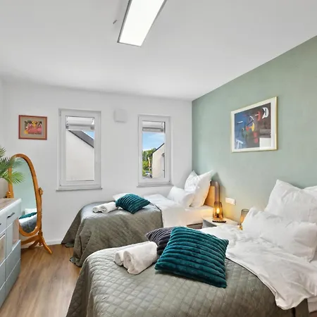 Apartment Tranquil - Built In 2025 - Hotel-quality Beds & Linen - Full Kitchen - Fiber Wifi - 4k Smart Tv - 2 Balconies - Elevator - Free Private Parking - Near Augsburg - 20 Min Via Autobahn To Munich-west