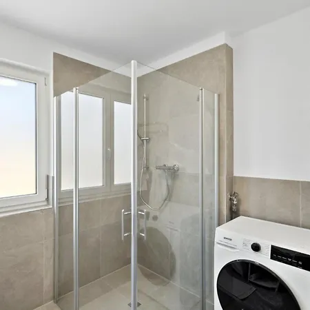 Harmonie Homes - Für Alle Gäste, Gruppen Und Familien Bis Zu 8 Gäste - Neubau 2025 - Premium Betten - 2 Balkone - Smart Tv - Gratis Privatparkplatz - Voll Ausgestattete Küche - 20 Min Nach München West - Zentral Gelegen *