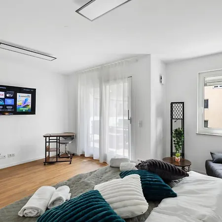 Tranquil - Built In 2025 - Hotel-quality Beds & Linen - Full Kitchen - Fiber Wifi - 4k Smart Tv - 2 Balconies - Elevator - Free Private Parking - Near Augsburg - 20 Min Via Autobahn To Munich-west *