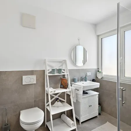 Tranquil - Built In 2025 - Hotel-quality Beds & Linen - Full Kitchen - Fiber Wifi - 4k Smart Tv - 2 Balconies - Elevator - Free Private Parking - Near Augsburg - 20 Min Via Autobahn To Munich-west Apartment *