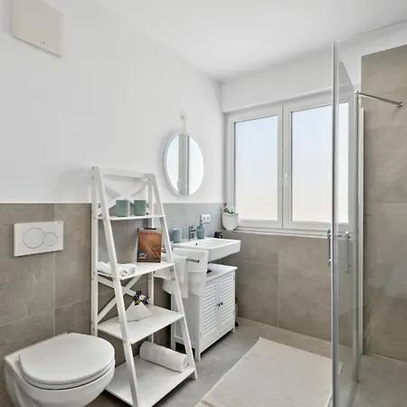 Apartment Tranquil - Built In 2025 - Hotel-quality Beds & Linen - Full Kitchen - Fiber Wifi - 4k Smart Tv - 2 Balconies - Elevator - Free Private Parking - Near Augsburg - 20 Min Via Autobahn To Munich-west Dasing