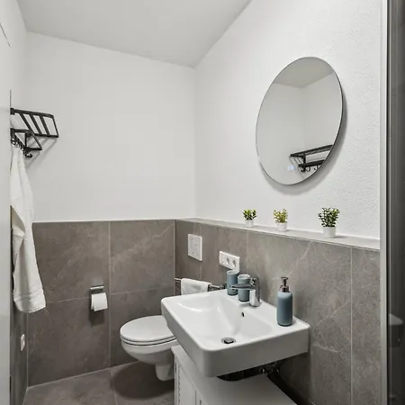 Tranquil - Built In 2025 - Hotel-quality Beds & Linen - Full Kitchen - Fiber Wifi - 4k Smart Tv - 2 Balconies - Elevator - Free Private Parking - Near Augsburg - 20 Min Via Autobahn To Munich-west Dasing