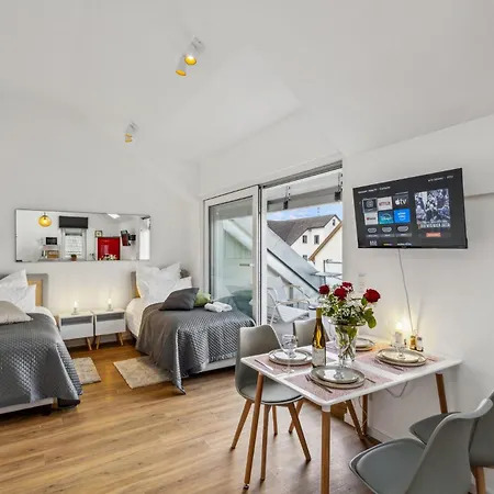 Apartment Tranquil - Built In 2025 - Hotel-quality Beds & Linen - Full Kitchen - Fiber Wifi - 4k Smart Tv - 2 Balconies - Elevator - Free Private Parking - Near Augsburg - 20 Min Via Autobahn To Munich-west *