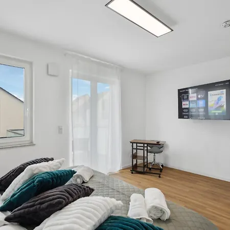 Tranquil - Built In 2025 - Hotel-quality Beds & Linen - Full Kitchen - Fiber Wifi - 4k Smart Tv - 2 Balconies - Elevator - Free Private Parking - Near Augsburg - 20 Min Via Autobahn To Munich-west *