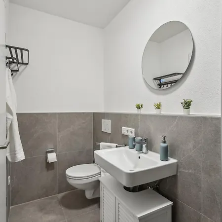 Harmonie Homes - Für Alle Gäste, Gruppen Und Familien Bis Zu 8 Gäste - Neubau 2025 - Premium Betten - 2 Balkone - Smart Tv - Gratis Privatparkplatz - Voll Ausgestattete Küche - 20 Min Nach München West - Zentral Gelegen Dasing