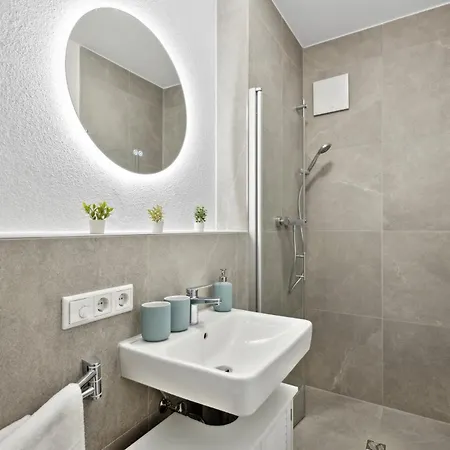 Tranquil - Built In 2025 - Hotel-quality Beds & Linen - Full Kitchen - Fiber Wifi - 4k Smart Tv - 2 Balconies - Elevator - Free Private Parking - Near Augsburg - 20 Min Via Autobahn To Munich-west