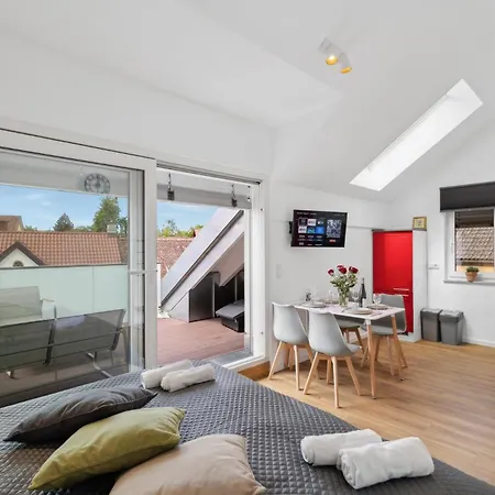 Tranquil - Built In 2025 - Hotel-quality Beds & Linen - Full Kitchen - Fiber Wifi - 4k Smart Tv - 2 Balconies - Elevator - Free Private Parking - Near Augsburg - 20 Min Via Autobahn To Munich-west * Dasing