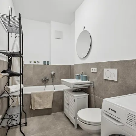 Tranquil - Built In 2025 - Hotel-quality Beds & Linen - Full Kitchen - Fiber Wifi - 4k Smart Tv - 2 Balconies - Elevator - Free Private Parking - Near Augsburg - 20 Min Via Autobahn To Munich-west