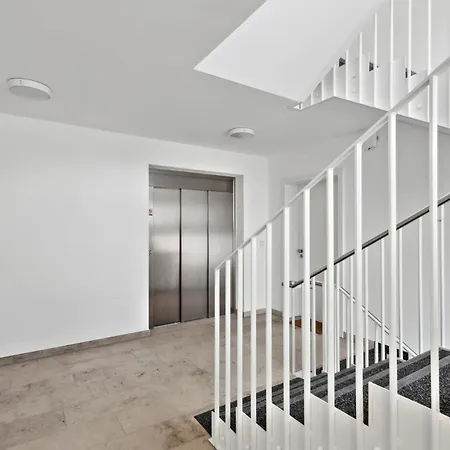 Apartment Tranquil - Built In 2025 - Hotel-quality Beds & Linen - Full Kitchen - Fiber Wifi - 4k Smart Tv - 2 Balconies - Elevator - Free Private Parking - Near Augsburg - 20 Min Via Autobahn To Munich-west *