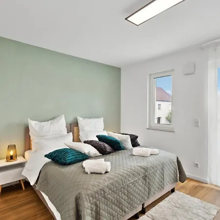 Harmonie Homes - Für Alle Gäste, Gruppen Und Familien Bis Zu 8 Gäste - Neubau 2025 - Premium Betten - 2 Balkone - Smart Tv - Gratis Privatparkplatz - Voll Ausgestattete Küche - 20 Min Nach München West - Zentral Gelegen Dasing