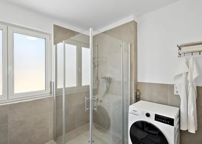Harmonie Homes - Built In 2025 - High-quality Beds & Linen - Full Kitchen - Fiber Wifi - 4k Smart Tv - 2 Balconies - Elevator - Free Private Parking - Near Augsburg - 20 Min Via Autobahn To Munich-west *