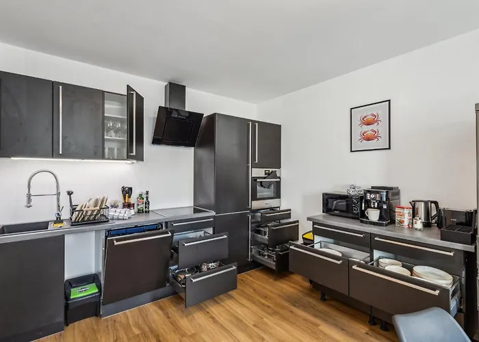 Harmonie Homes - Built In 2025 - High-quality Beds & Linen - Full Kitchen - Fiber Wifi - 4k Smart Tv - 2 Balconies - Elevator - Free Private Parking - Near Augsburg - 20 Min Via Autobahn To Munich-west Apartament